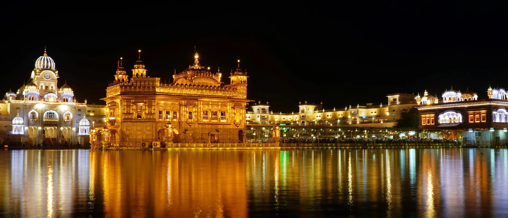 Imagen del Templo Dorado en Amritsat de noche.
